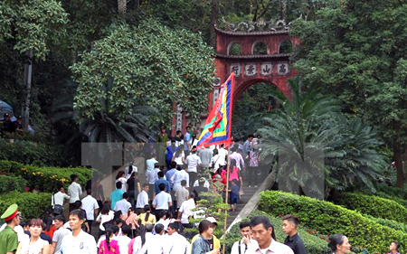 Đông đảo du khách thập phương về dự Giỗ tổ Hùng Vương, Lễ hội đền Hùng 2017.